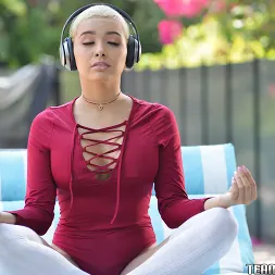 Aaliyah Hadid en 'Team Skeet' Mis pelotas en tu patio (Miniatura 78)