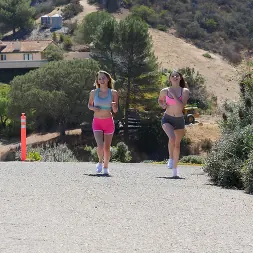Alice March en 'Team Skeet' Amigos de tamaño divertido toman una ducha CALIENTE (Miniatura 1)