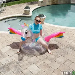 Amber Addis en 'Team Skeet' Pequeña corrida al sol (Miniatura 1)