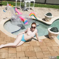 Amber Addis en 'Team Skeet' Pequeña corrida al sol (Miniatura 77)