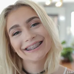 Anastasia Knight en 'Team Skeet' Los gallos son mejores que las piruletas (Miniatura 28)