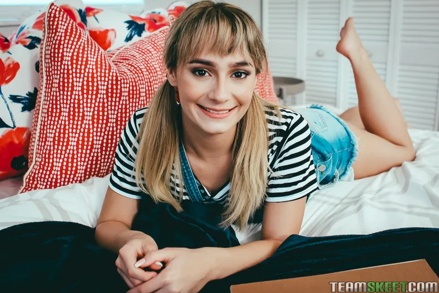 Team Skeet 'Quiere sus tetas pequeñas' protagonizando Anna Mae (foto 1)