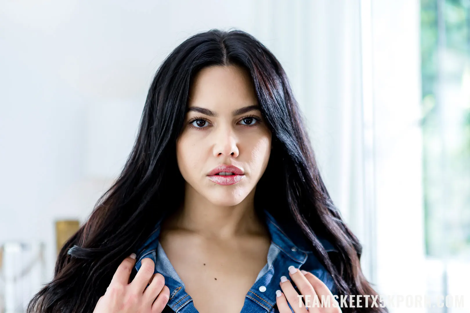 Apolonia Lapiedra en 'La hermosa morena causó un lío caliente y pegajoso' from 'Team Skeet' (foto 1) Team Skeet 'La hermosa morena causó un lío caliente y pegajoso' protagonizando Apolonia Lapiedra (foto 1)