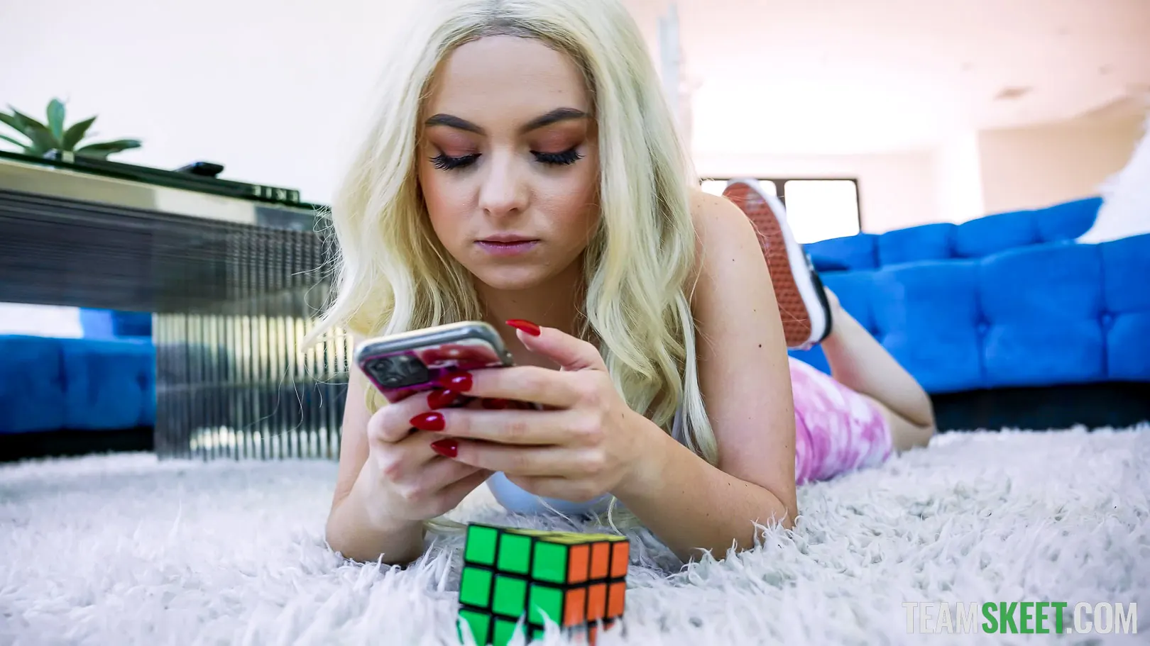 Team Skeet 'Pequeña hijastra curiosa' protagonizando Aria Banks (foto 1)