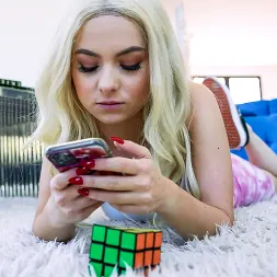 Aria Banks en 'Team Skeet' Pequeña hijastra curiosa (Miniatura 1)