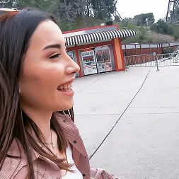 Aria Lee en 'Team Skeet' Parpadeando en el parque temático (Miniatura 1)