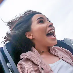 Aria Lee en 'Team Skeet' Parpadeando en el parque temático (Miniatura 3)