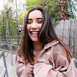 Aria Lee en 'Team Skeet' Parpadeando en el parque temático (Miniatura 12)