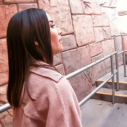 Aria Lee en 'Team Skeet' Parpadeando en el parque temático (Miniatura 18)