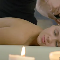 Ariana in 'Team Skeet' Shiatsu Happens (Thumbnail 10)