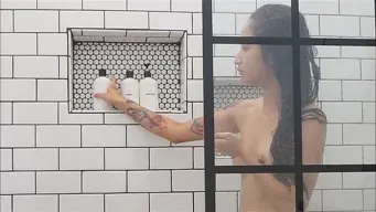 Avery Black 在 'Nasty In The Shower'