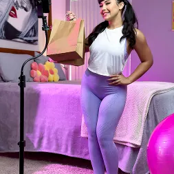 Beca Barbie en 'Team Skeet' Influencer gordita folla accidentalmente delante de sus fans (Miniatura 7)
