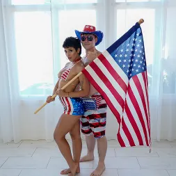 Brooklyn Gray en 'Team Skeet' Un 4 de julio travieso (Miniatura 90)