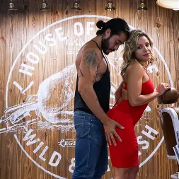 Carolina Ruiz en 'Team Skeet' Guante de amor latino apretado (Miniatura 8)