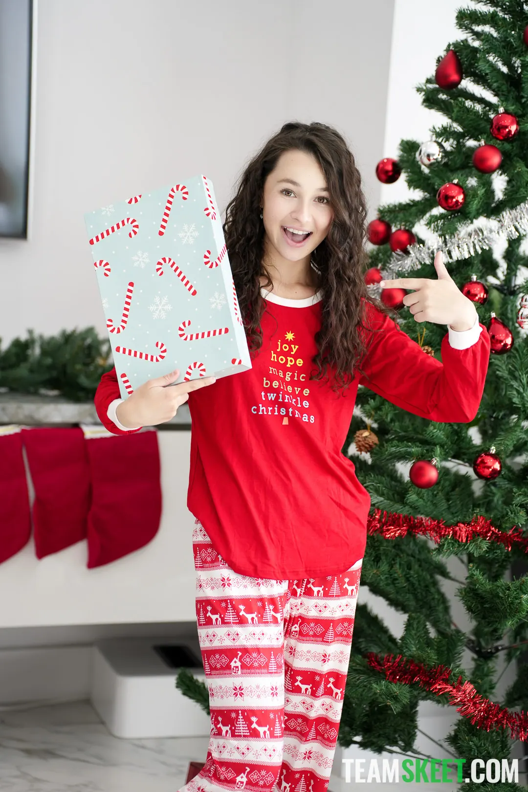 Team Skeet 'Solo elfos traviesos' protagonizando Carolina Sweets (foto 1)