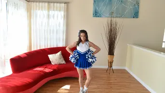 Cassidy Klein 在 'Tiny Cheer Captain Cooch'