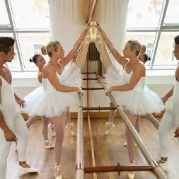 Cayla Lyons en Ensayo de ballet (foto 18) Cayla Lyons en 'Team Skeet' Ensayo de ballet (Miniatura 18)