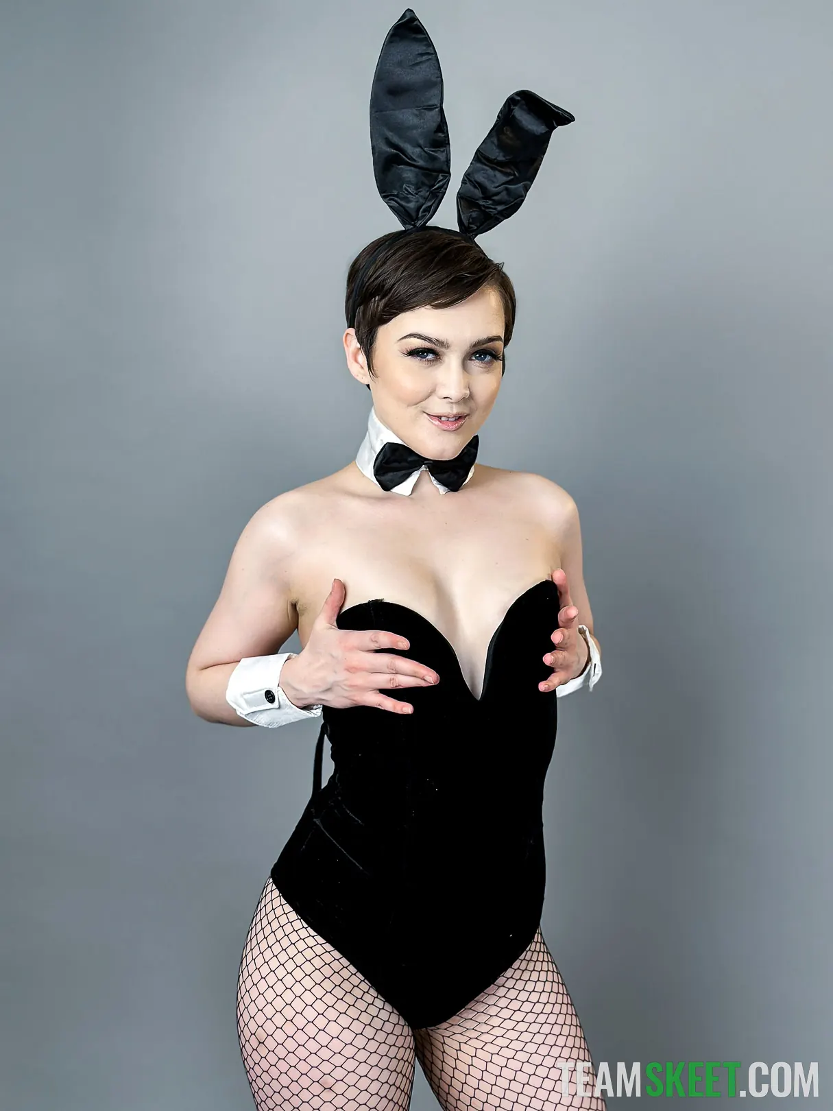 Charlotte Sins en 'El conejito de la casa, parte 2: Los conejitos jugando' from 'Team Skeet' (foto 78) Team Skeet 'El conejito de la casa, parte 2: Los conejitos jugando' protagonizando Charlotte Sins (foto 78)