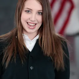 Chloe Scott en 'Team Skeet' Golpeando el Dong Bong (Miniatura 1)