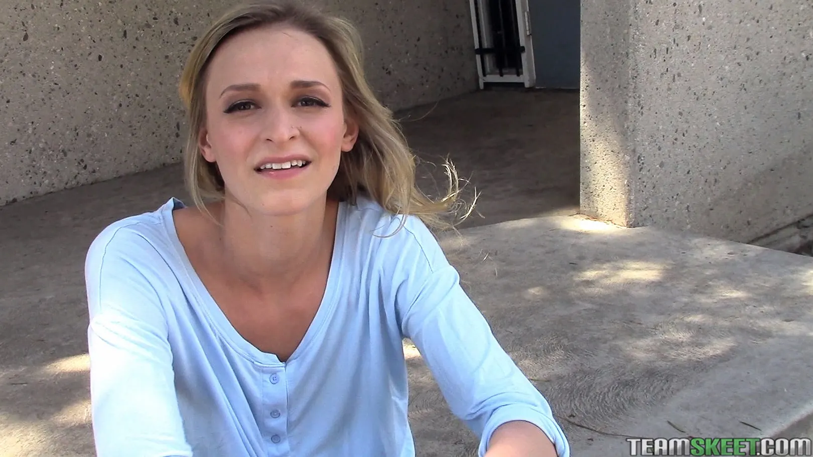 Team Skeet 'Dale la vuelta a esa cara fruncida' protagonizando Crissy Kay (foto 1)