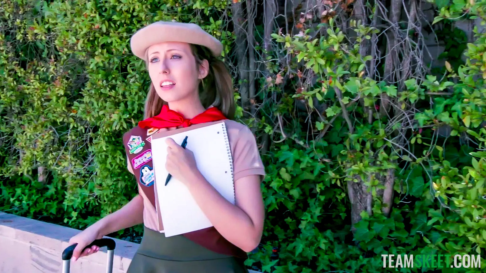 Team Skeet 'Un discurso de venta pequeño y atractivo' protagonizando Daphne Dare (foto 1)