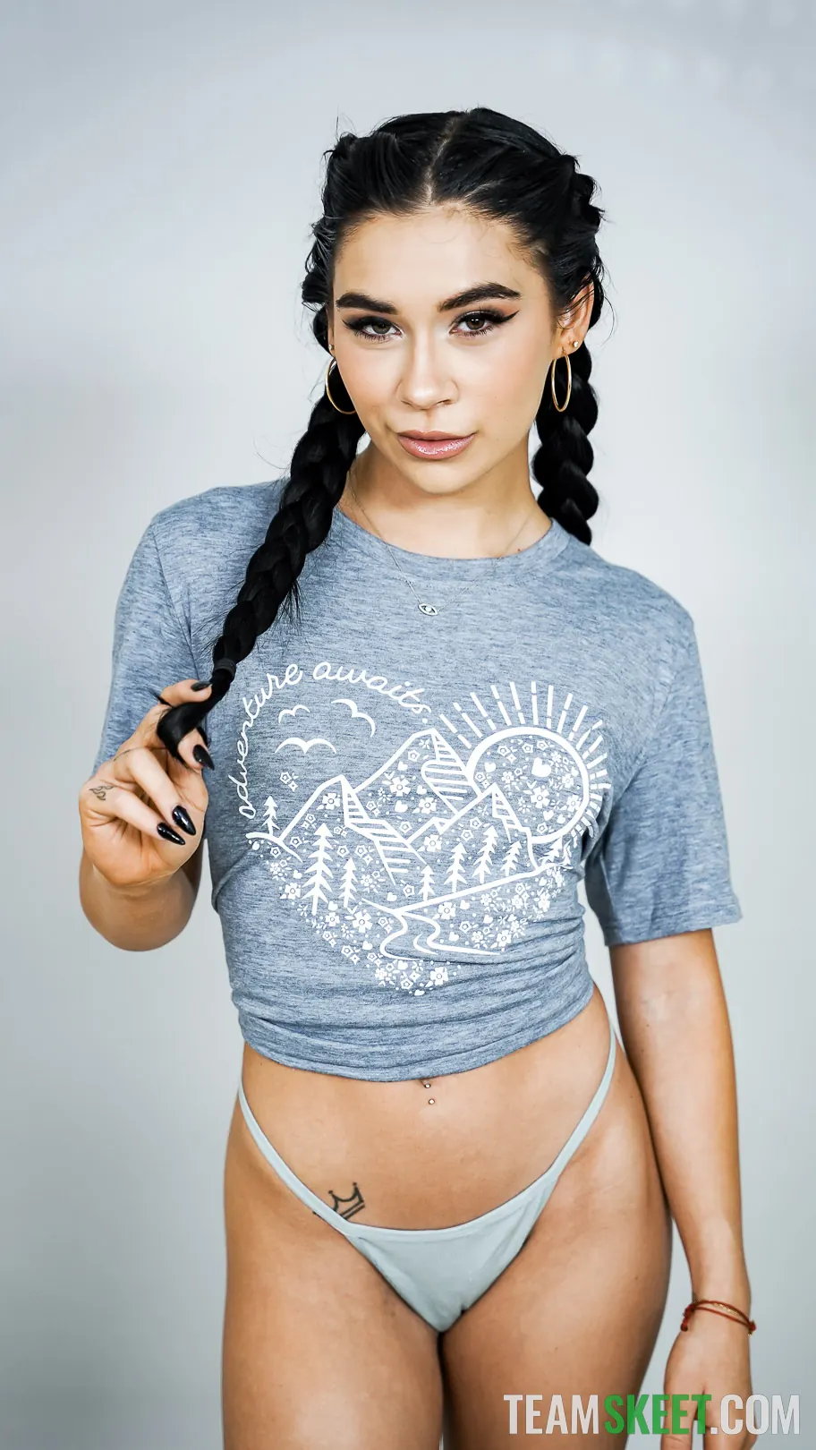 Delilah Dagger en 'Debut de Delilah en TeamSkeet con Strip Twister' from 'Team Skeet' (foto 1) Team Skeet 'Debut de Delilah en TeamSkeet con Strip Twister' protagonizando Delilah Dagger (foto 1)