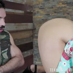 Ella Knox en 'Team Skeet' La cena está lista (Miniatura 40)