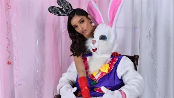 Emily Willis en 'Brunette Easter Bunny Banger'