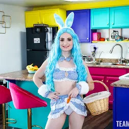 Evie Christian en 'Team Skeet' ¡Vamos a asar a la parrilla a tu pequeña novia conejita! (Miniatura 1)