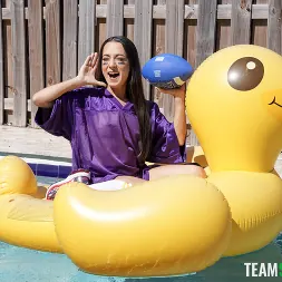 Freya von Doom in 'Team Skeet' Freya's Halftime Blow (Thumbnail 18)
