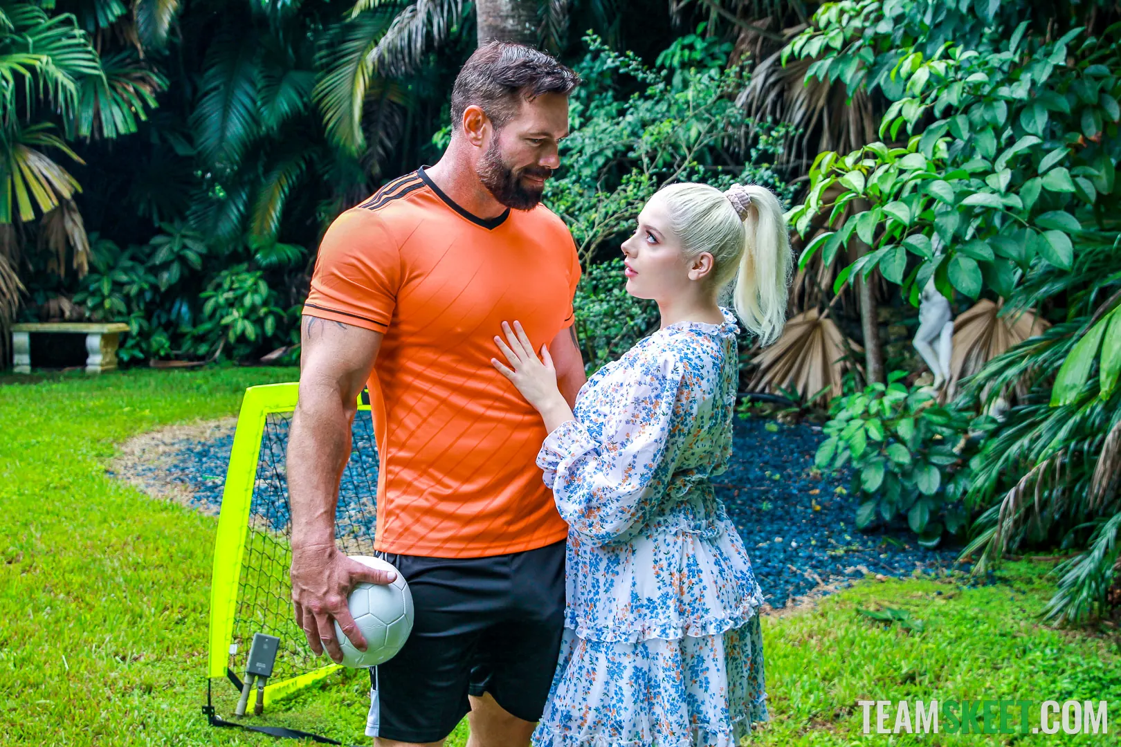 Team Skeet 'La locura del fútbol' protagonizando Gia OhMy (foto 30)