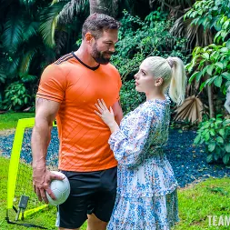 Gia OhMy en 'Team Skeet' La locura del fútbol (Miniatura 30)