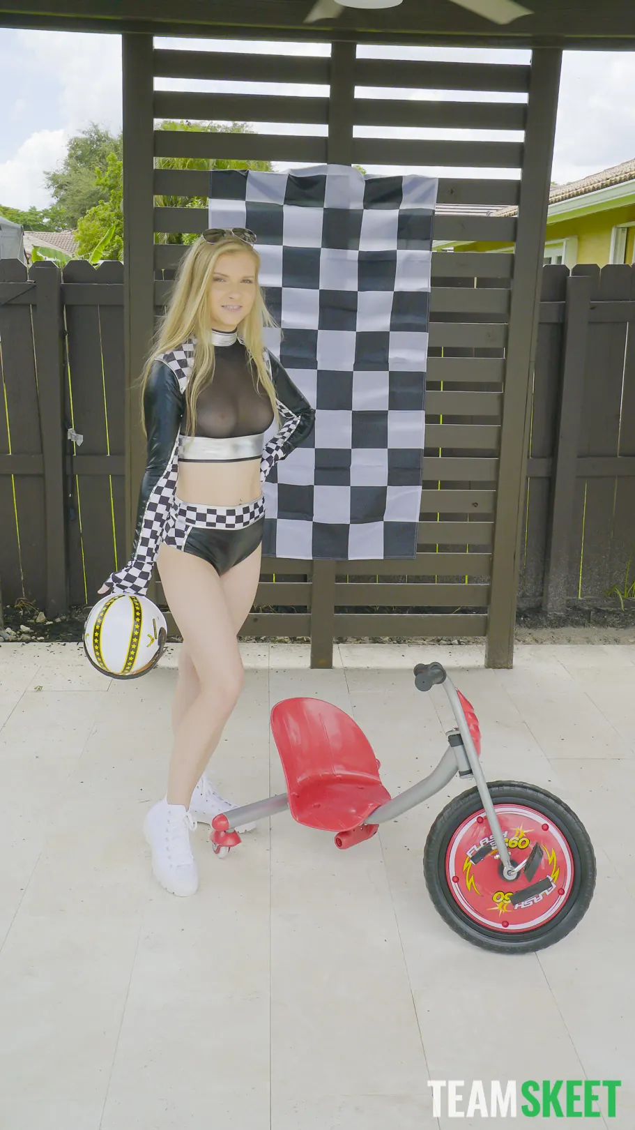 Team Skeet 'La carrera de aceleración' protagonizando Harlow West (foto 1)