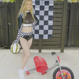 Harlow West en La carrera de aceleración (foto 1) Harlow West en 'Team Skeet' La carrera de aceleración (Miniatura 1)