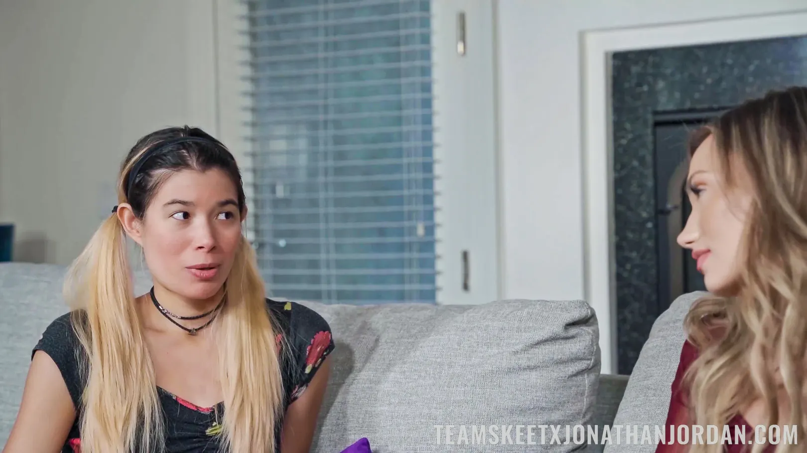 Helena Price en 'Cuando llega a casa del trabajo...' from 'Team Skeet' (foto 1) Team Skeet 'Cuando llega a casa del trabajo...' protagonizando Helena Price (foto 1)