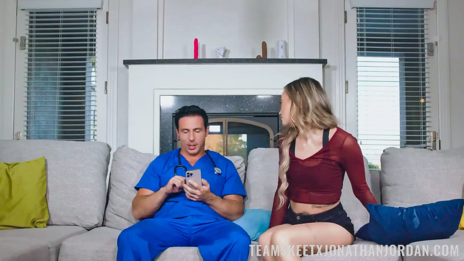 Helena Price en 'Cuando llega a casa del trabajo...' from 'Team Skeet' (foto 6) Team Skeet 'Cuando llega a casa del trabajo...' protagonizando Helena Price (foto 6)