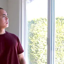 Izzy Lush en 'Team Skeet' Izzy planta flores en el patio trasero de James mientras James siembra sus semillas en el de ella. (Miniatura 1)