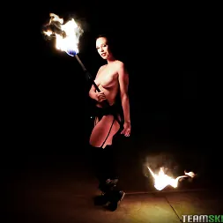 Jade Nile en El Spinner de fuego caliente y humeante recibe una polla ardiente (foto 90) Jade Nile en 'Team Skeet' El Spinner de fuego caliente y humeante recibe una polla ardiente (Miniatura 90)