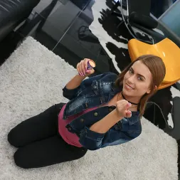 Jill Kassidy en 'Team Skeet' Chica caliente se refresca con una polla (Miniatura 96)