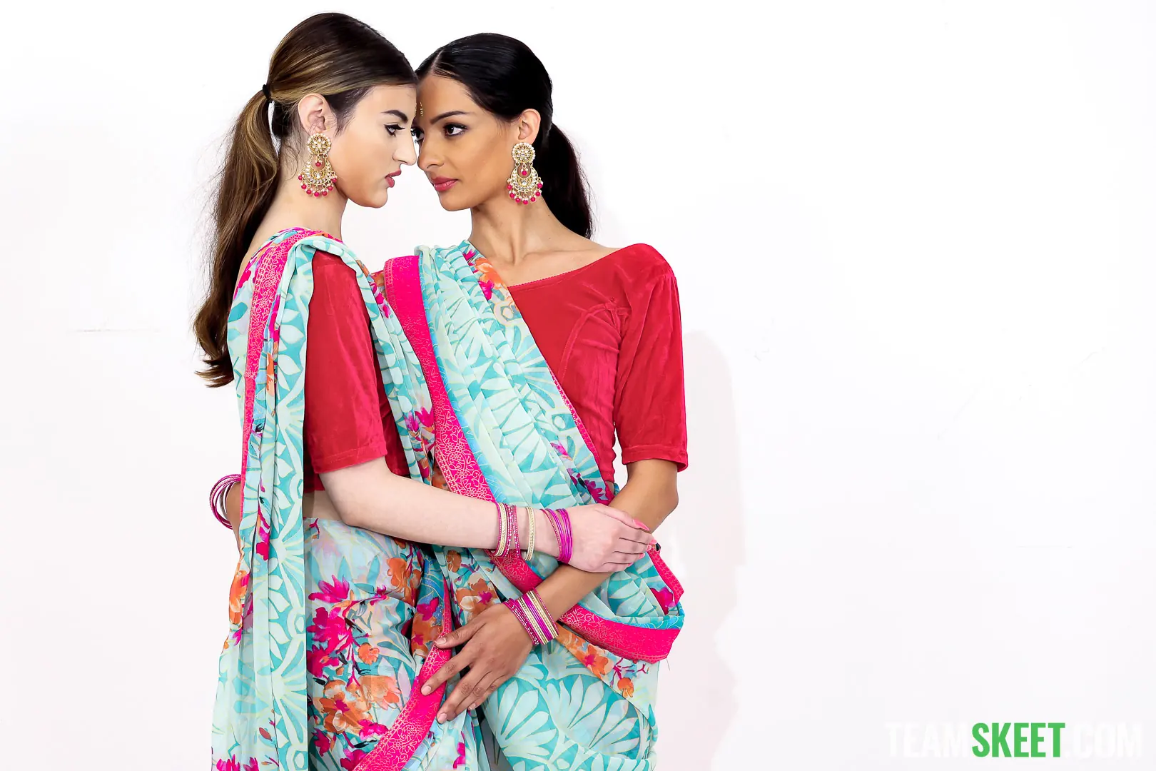 Team Skeet 'Conoce a las hermanas sari: gemelas indias comparten su primera polla' protagonizando Julia James (foto 64)