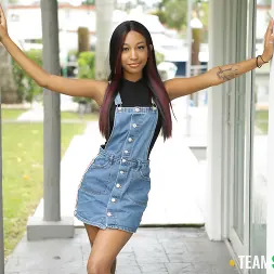 Julie Kay en 'Team Skeet' Bellezas de piel oscura (Miniatura 6)