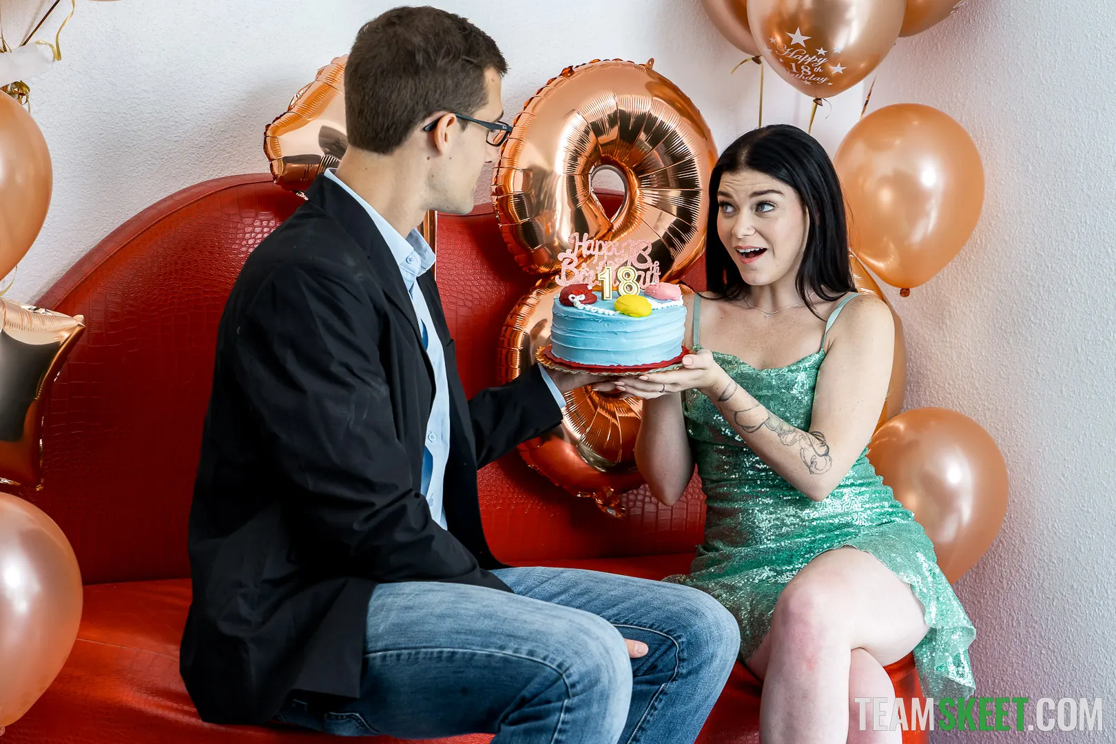 Team Skeet '¡La pequeña zorra Katerina Deville pierde su virginidad y se llena de esperma!' protagonizando Katerina Deville (foto 63)