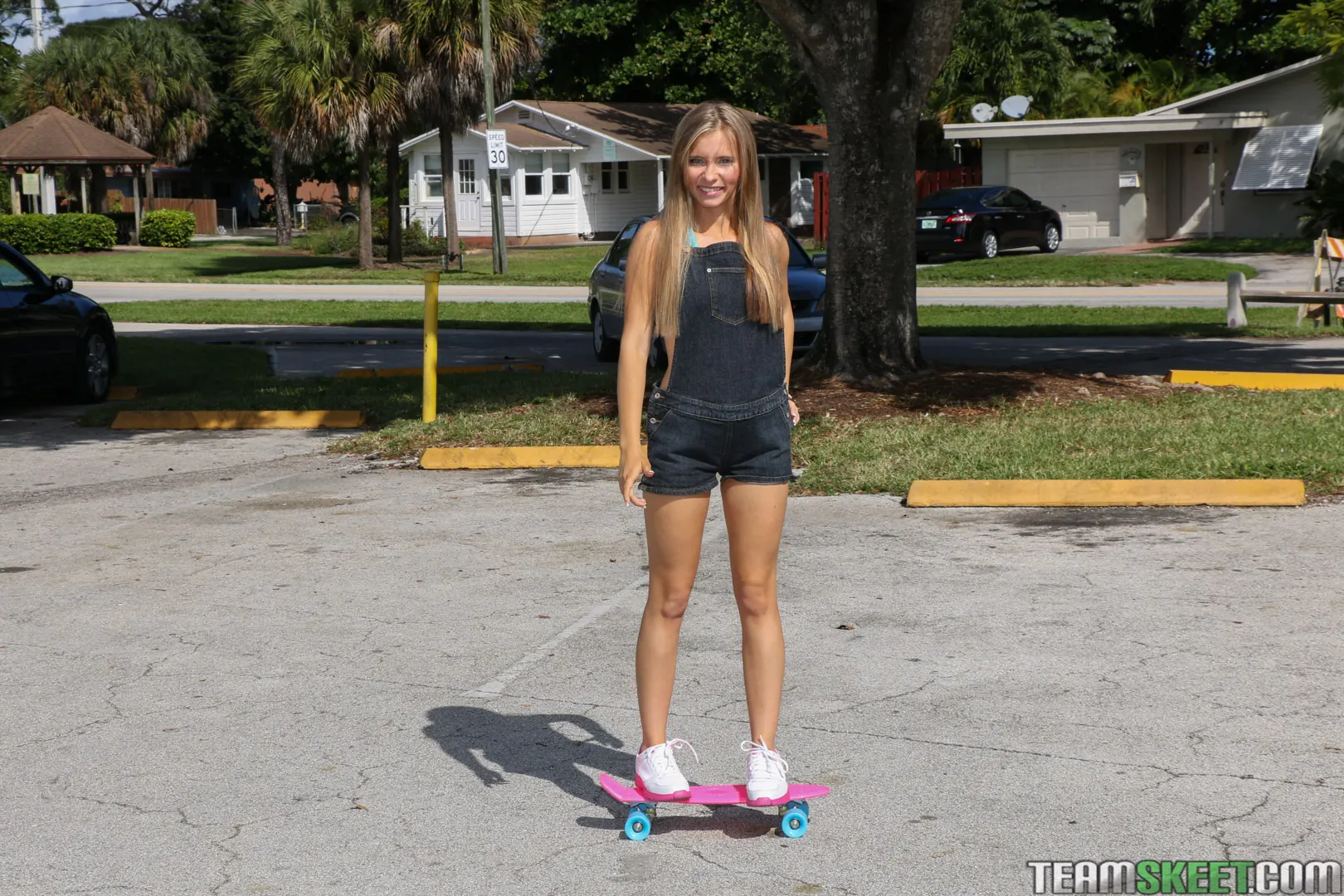 Team Skeet 'Una pequeña adolescente se cae al suelo' protagonizando Kaylee Jewel (foto 1)