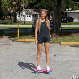 Kaylee Jewel en 'Team Skeet' Una pequeña adolescente se cae al suelo (Miniatura 1)