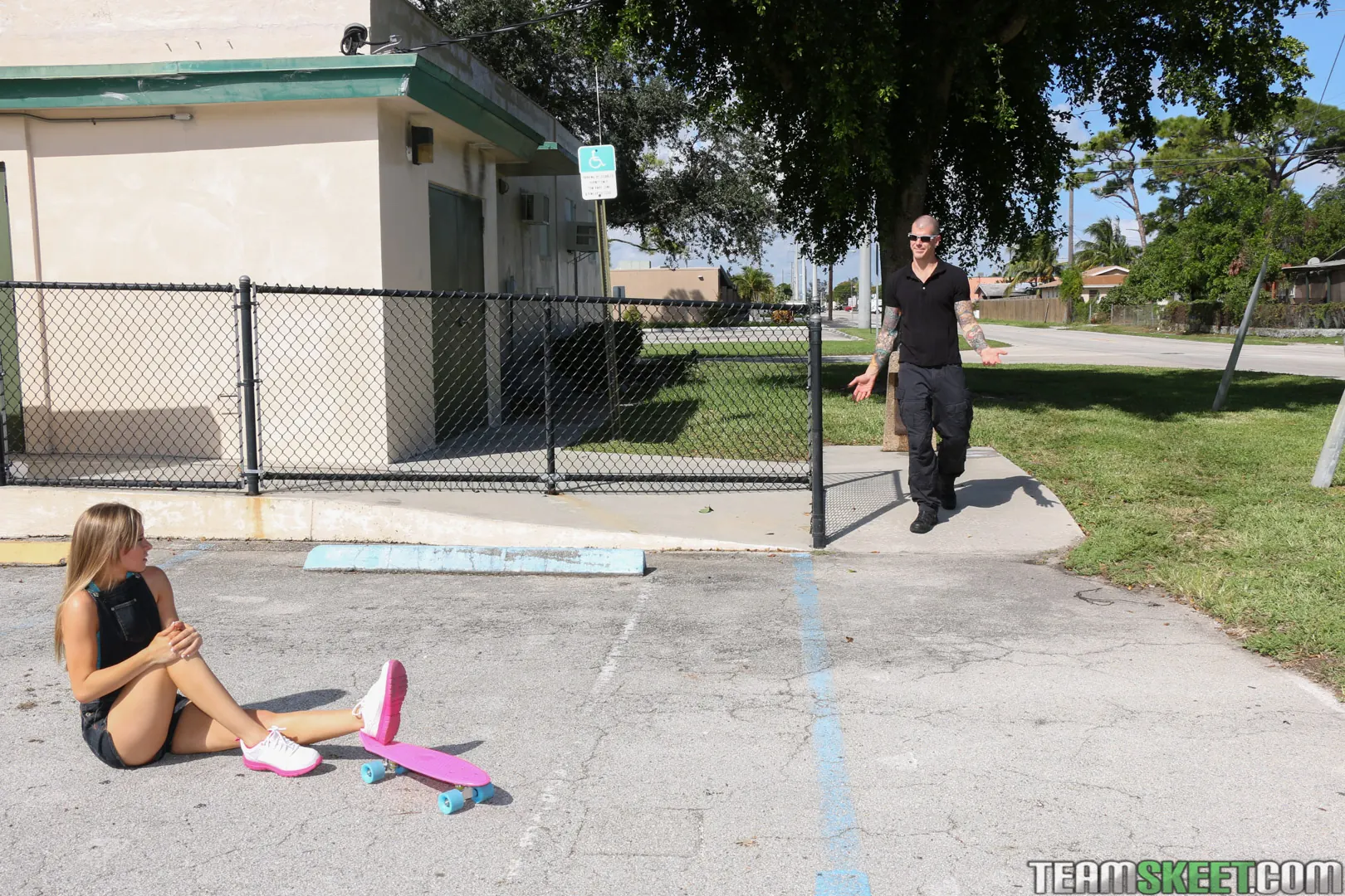 Team Skeet 'Una pequeña adolescente se cae al suelo' protagonizando Kaylee Jewel (foto 9)