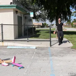 Kaylee Jewel en 'Team Skeet' Una pequeña adolescente se cae al suelo (Miniatura 9)