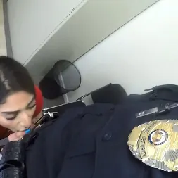 Kim Torres en 'Team Skeet' Kim Torres se libra de ser arrestada follándose al policía de admisión (Miniatura 70)