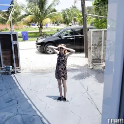 Kristy May en 'Team Skeet' Problemas con el coche Golpes en el coño (Miniatura 1)