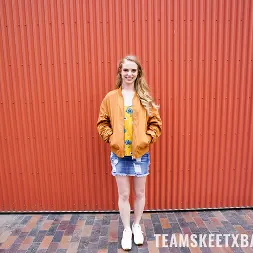 Lana Sharapova en Un lugar protegido de la lluvia (foto 1) Lana Sharapova en 'Team Skeet' Un lugar protegido de la lluvia (Miniatura 1)