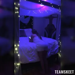 Layna Landry en 'Team Skeet' Mi novio me folla con una toalla (Miniatura 1)